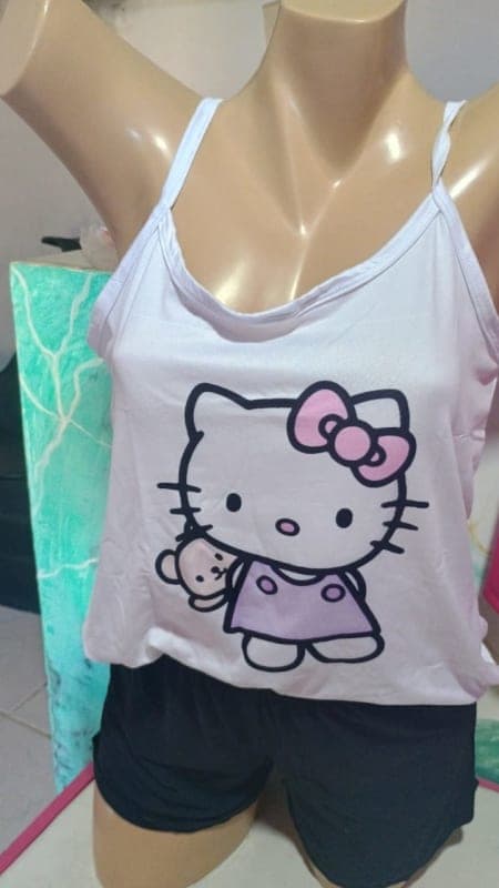 Conjunto de pijama rosa com estampa da Hello Kitty